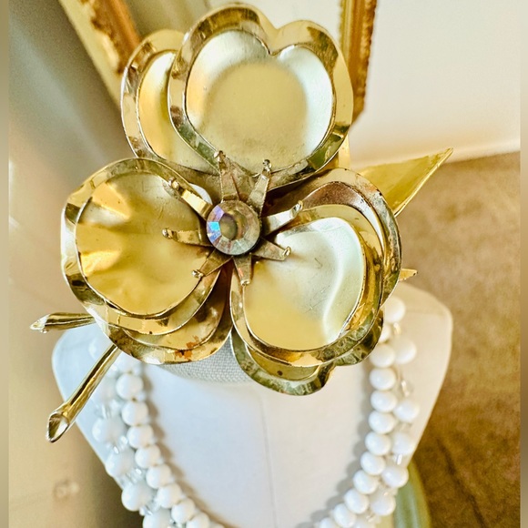 Vintage milkglass necklaces mod flower brooch - Picture 13 of 17